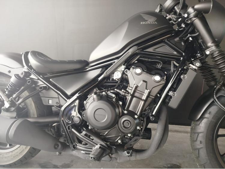 HONDA CMX 500 REBEL - 1er main.