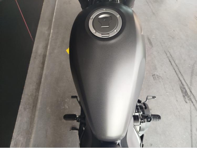 HONDA CMX 500 REBEL - 1er main.