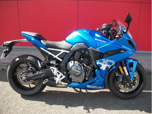 SUZUKI GSX-8R