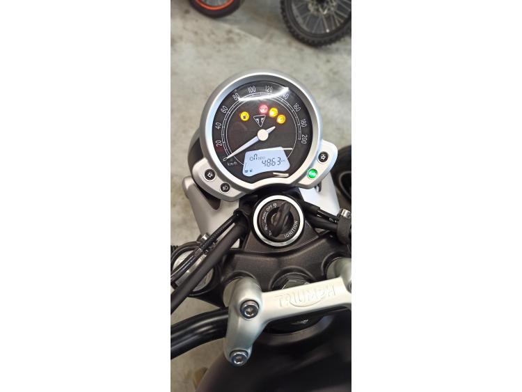 TRIUMPH STREET TWIN  900