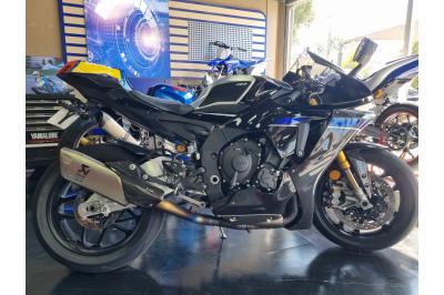 YAMAHA R1M