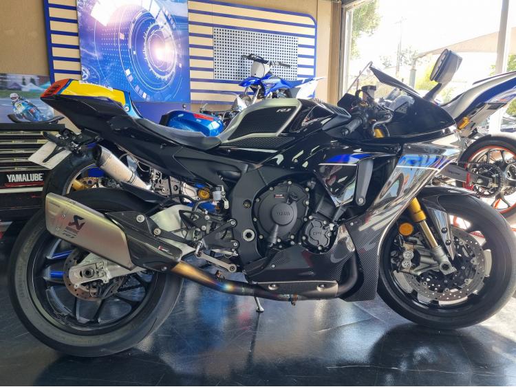 YAMAHA R1M