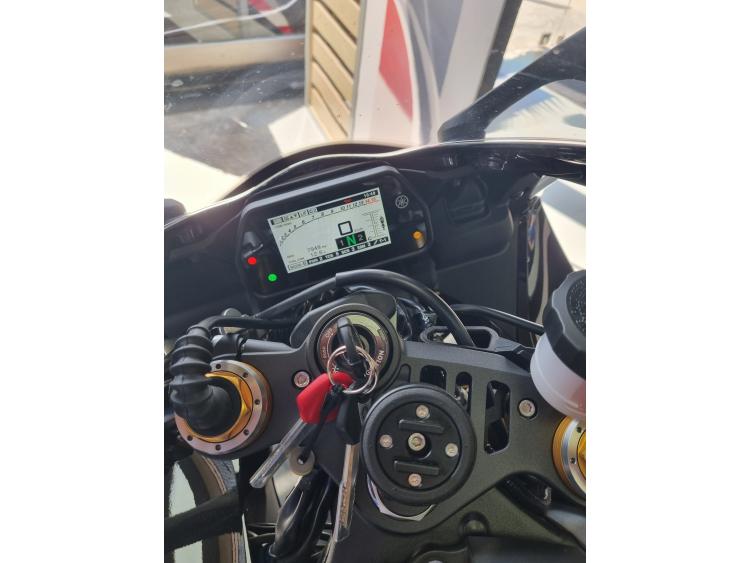 YAMAHA R1M