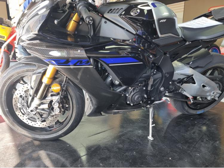 YAMAHA R1M