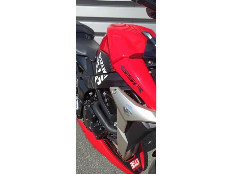 SUZUKI GSR 750