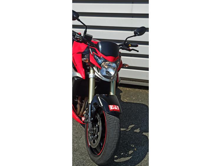 SUZUKI GSR 750