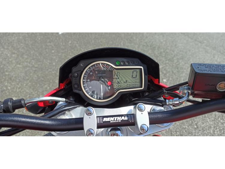 SUZUKI GSR 750
