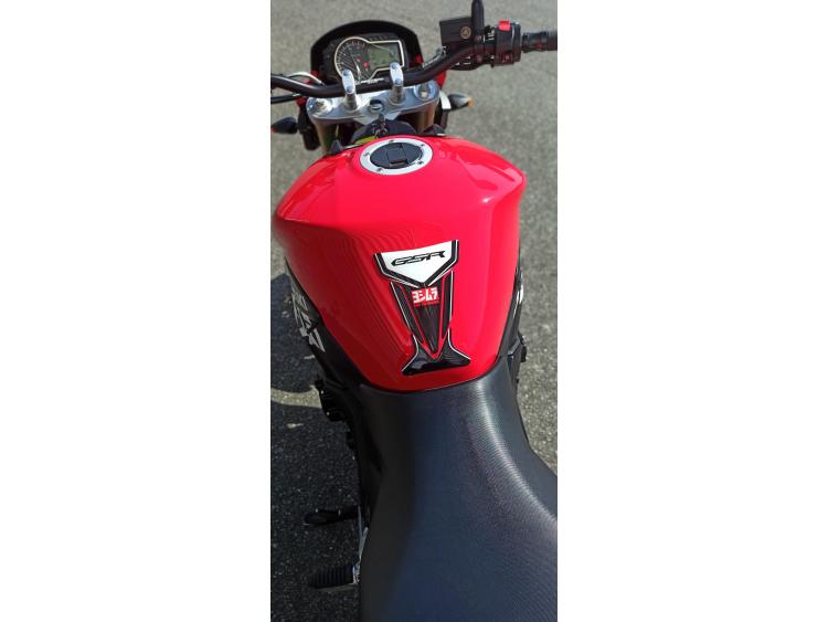 SUZUKI GSR 750
