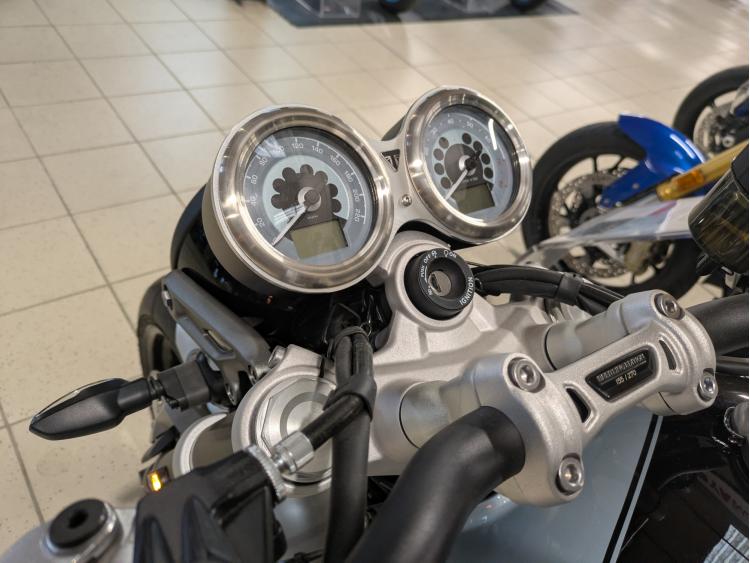 TRIUMPH SPEED TWIN 1200