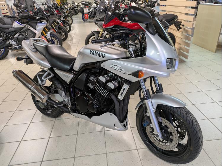 YAMAHA FZS 600 FAZER A2
