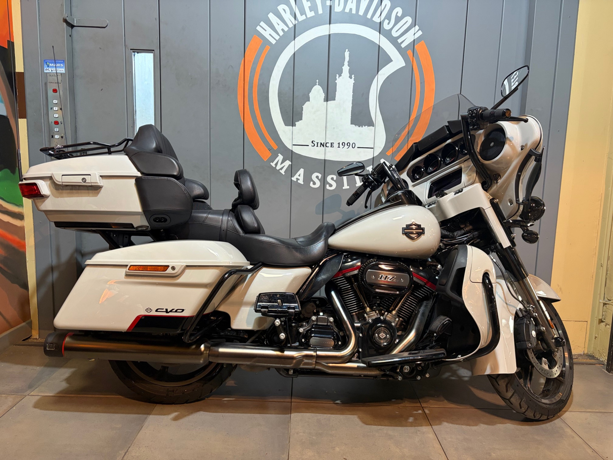 HARLEY-DAVIDSON TOURING ULTRA LIMITED 1923 CVO