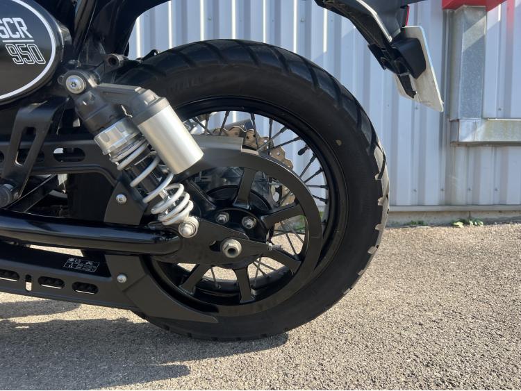 YAMAHA SCR 950 AKRAPOVIC
