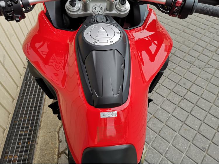 DUCATI MULTISTRADA V4 S TRAVEL RADAR AKRAPOVIC 