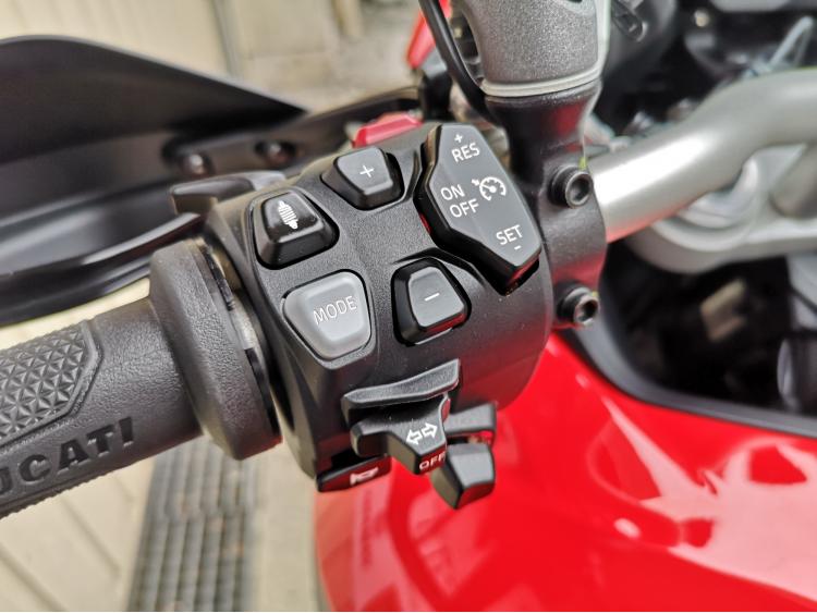 DUCATI MULTISTRADA V4 S TRAVEL RADAR AKRAPOVIC 