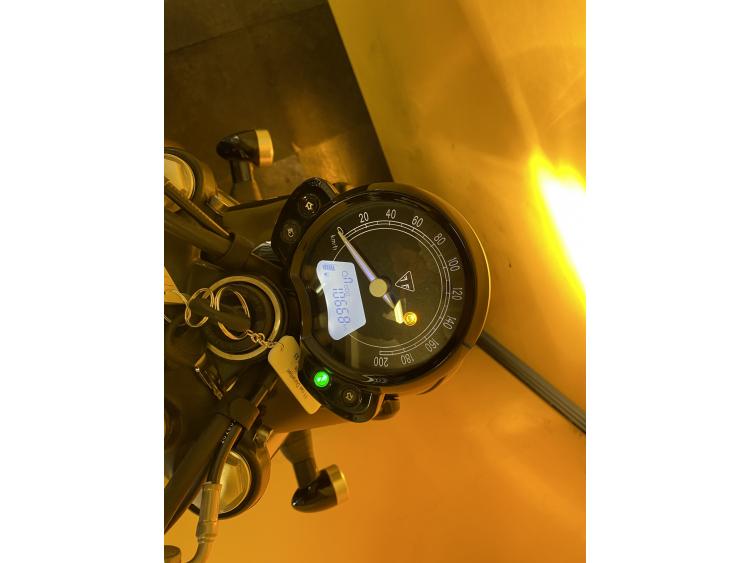 TRIUMPH STREET TWIN  900