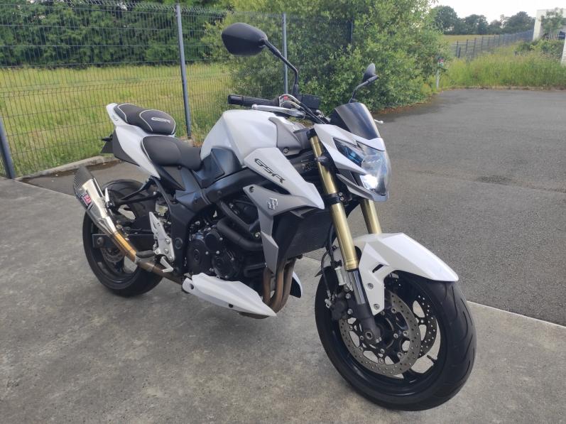 SUZUKI GSR 750