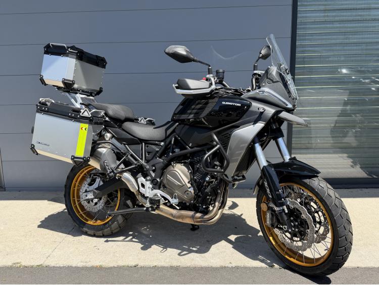 QJ MOTOR SRT 700X touring