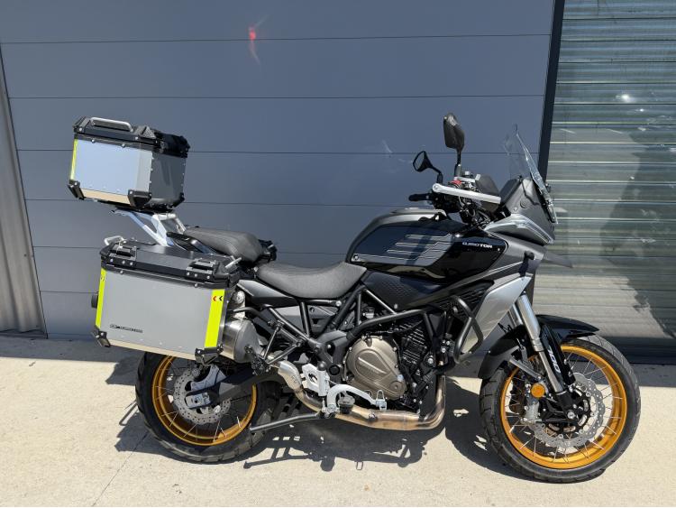 QJ MOTOR SRT 700X touring