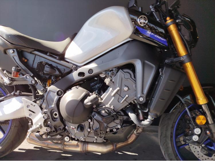 YAMAHA MT-09 SP - 1er main.
