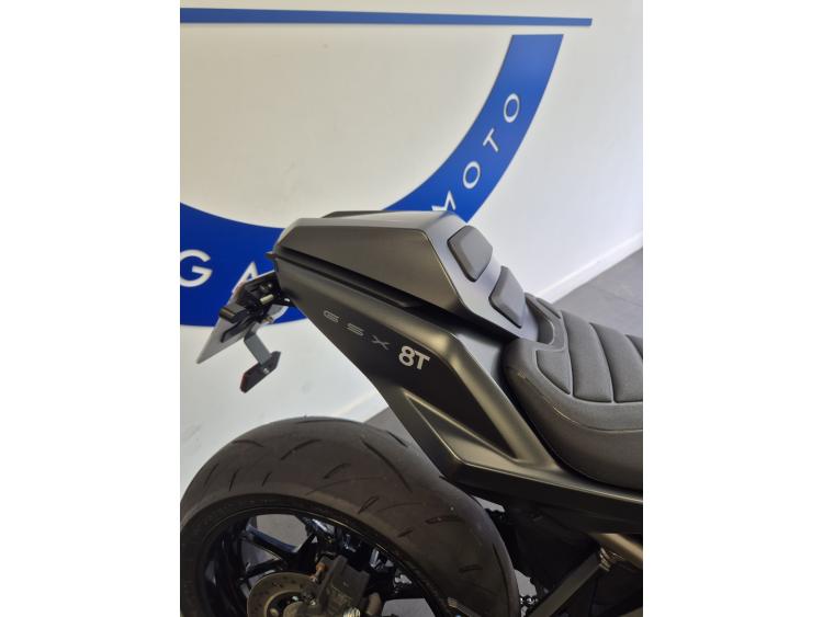 SUZUKI GSX-8T