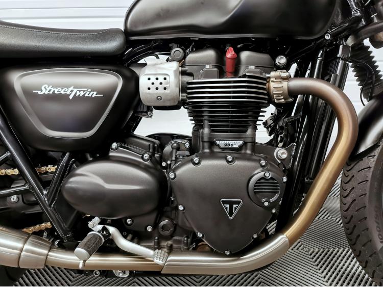TRIUMPH STREET TWIN  900