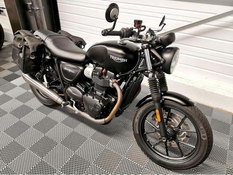 TRIUMPH STREET TWIN  900
