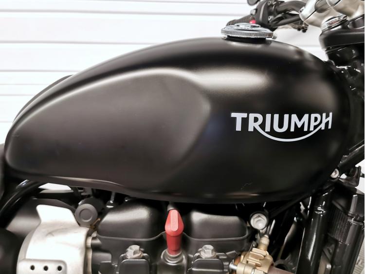 TRIUMPH STREET TWIN  900