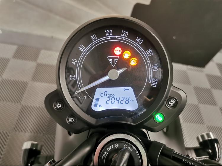TRIUMPH STREET TWIN  900