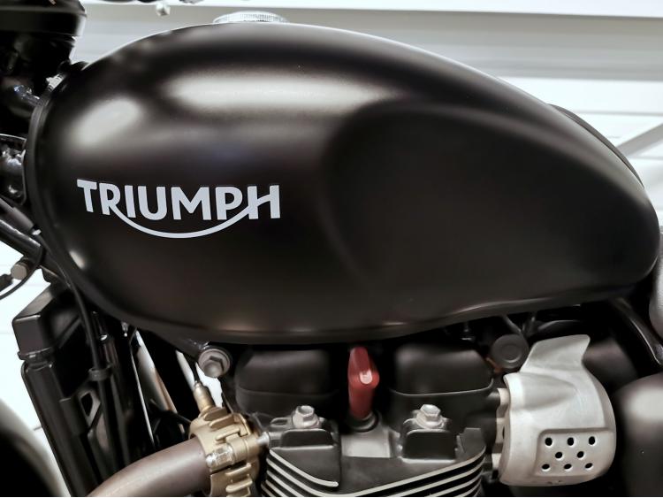 TRIUMPH STREET TWIN  900