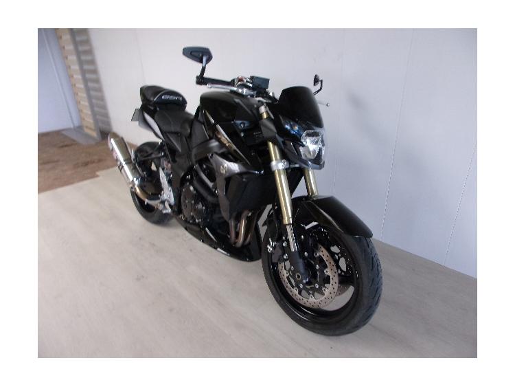 SUZUKI GSR 750