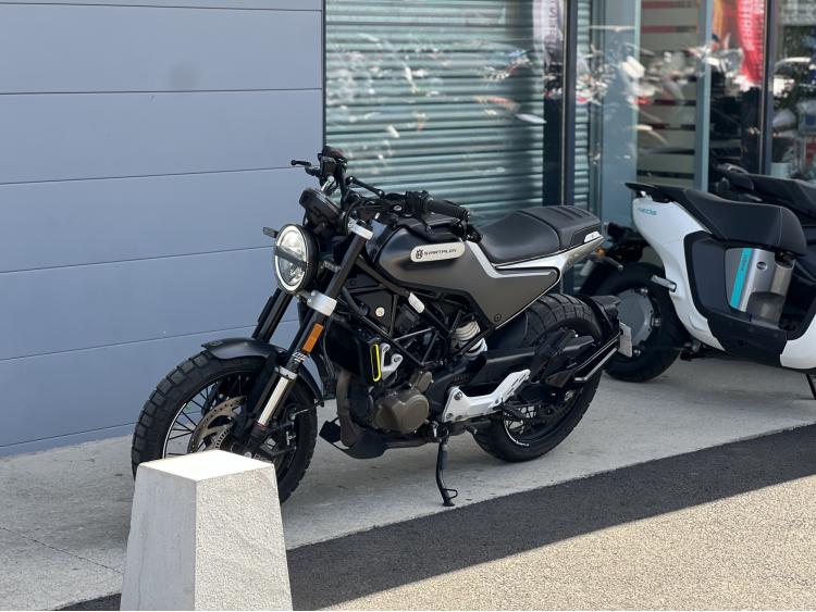 HUSQVARNA SVARTPILEN 125 ABS