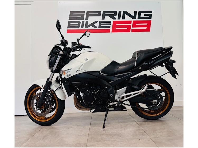 SUZUKI GSR 600