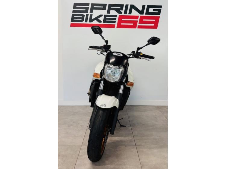 SUZUKI GSR 600