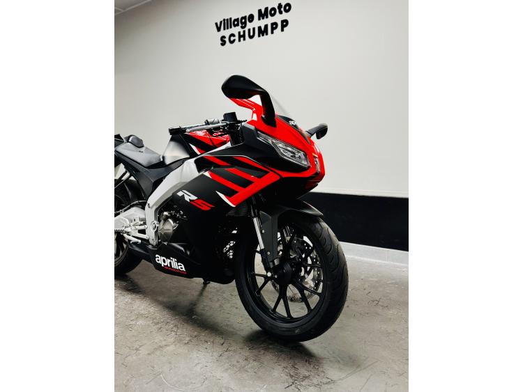 APRILIA RS 125 AVEC SHIFTER ET CAPOT DE SELLE TRES FAIBLE KILOMETRAGE 