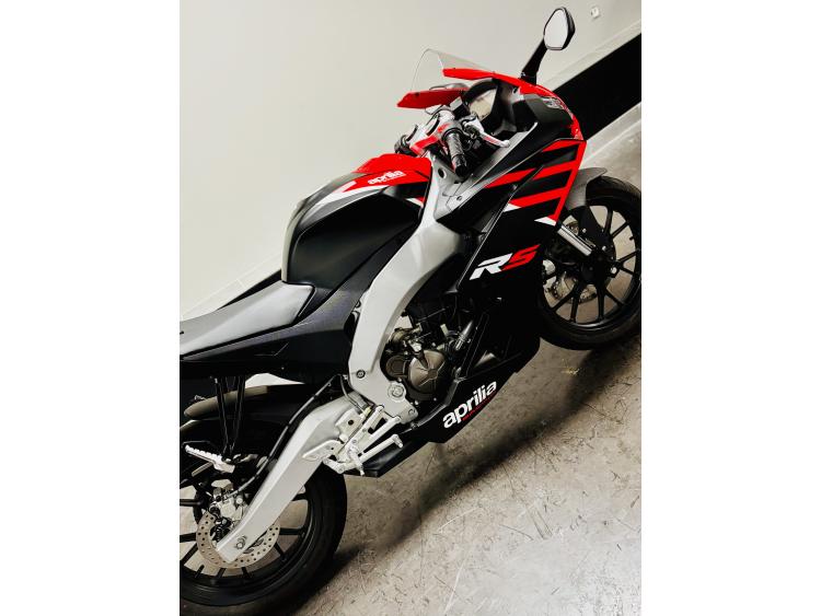 APRILIA RS 125 AVEC SHIFTER ET CAPOT DE SELLE TRES FAIBLE KILOMETRAGE 