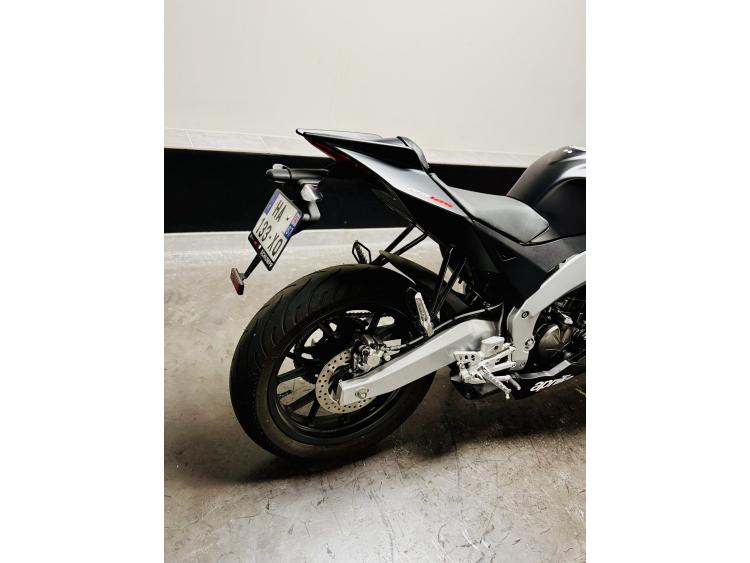 APRILIA RS 125 AVEC SHIFTER ET CAPOT DE SELLE TRES FAIBLE KILOMETRAGE 