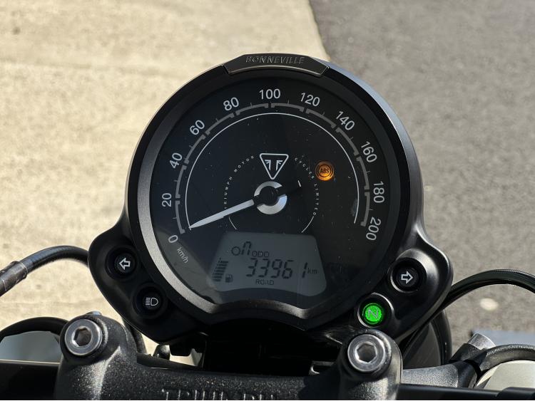 TRIUMPH BONNEVILLE BOBBER 1200