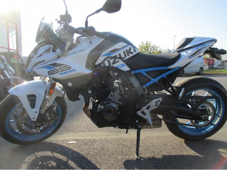 SUZUKI GSX-8S