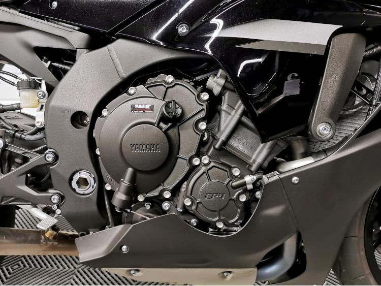YAMAHA YZF 1000 R1 CROSSPLANE - 1ERE MAIN