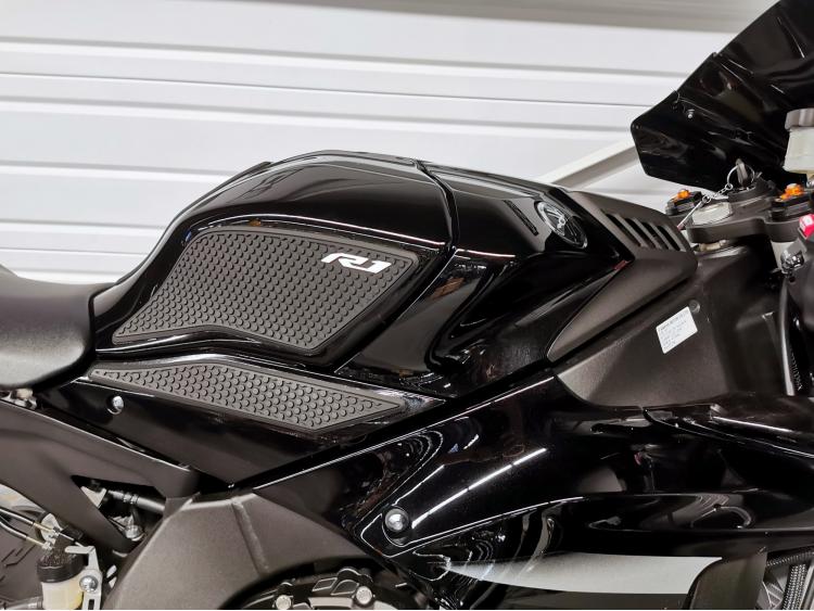 YAMAHA YZF 1000 R1 CROSSPLANE - 1ERE MAIN