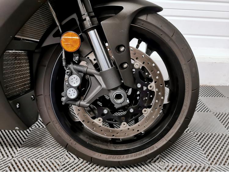 YAMAHA YZF 1000 R1 CROSSPLANE - 1ERE MAIN