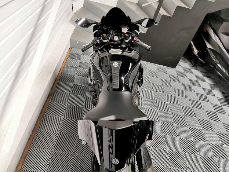 YAMAHA YZF 1000 R1 CROSSPLANE - 1ERE MAIN