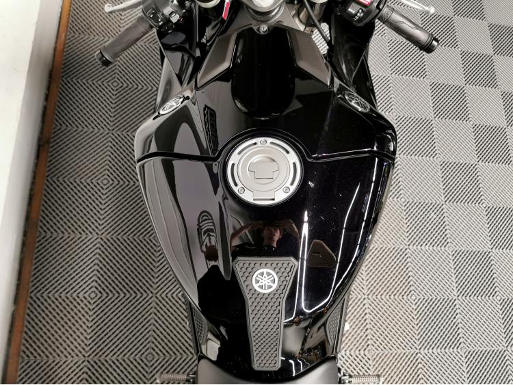 YAMAHA YZF 1000 R1 CROSSPLANE - 1ERE MAIN