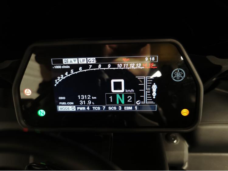 YAMAHA YZF 1000 R1 CROSSPLANE - 1ERE MAIN
