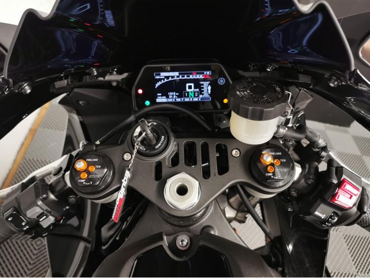 YAMAHA YZF 1000 R1 CROSSPLANE - 1ERE MAIN