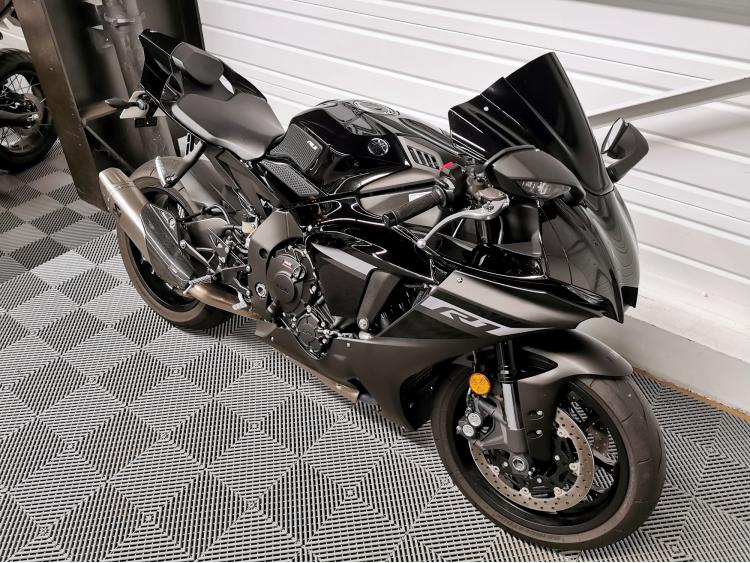 YAMAHA YZF 1000 R1 CROSSPLANE - 1ERE MAIN