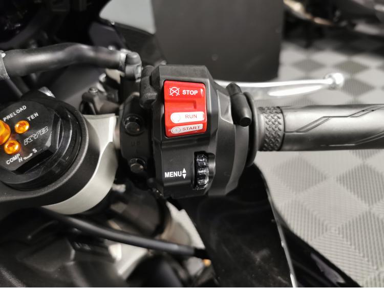 YAMAHA YZF 1000 R1 CROSSPLANE - 1ERE MAIN