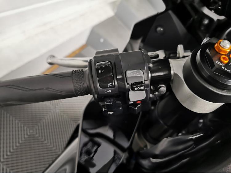 YAMAHA YZF 1000 R1 CROSSPLANE - 1ERE MAIN