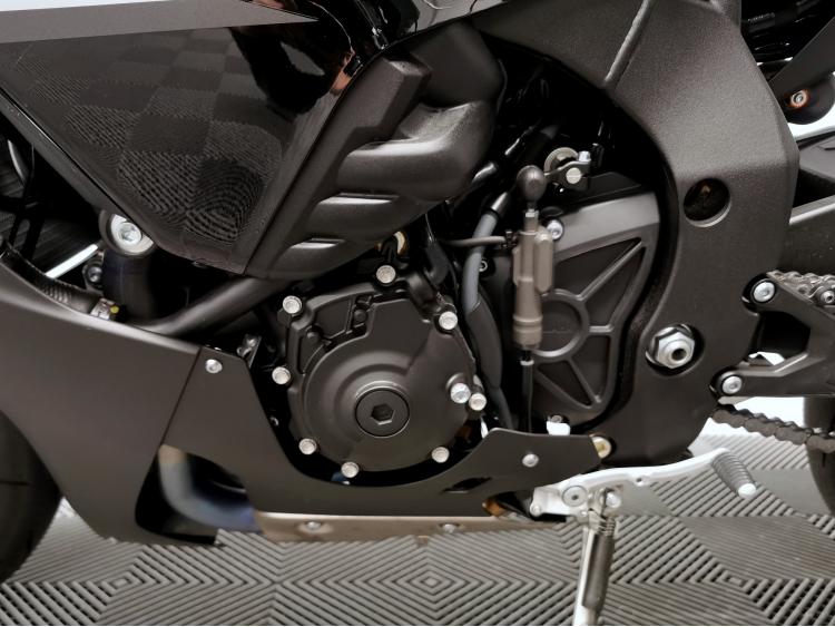 YAMAHA YZF 1000 R1 CROSSPLANE - 1ERE MAIN