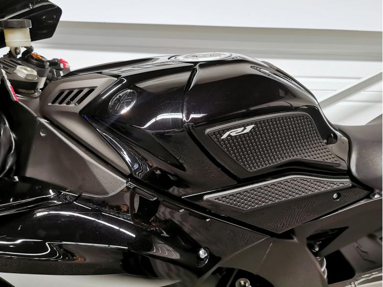YAMAHA YZF 1000 R1 CROSSPLANE - 1ERE MAIN
